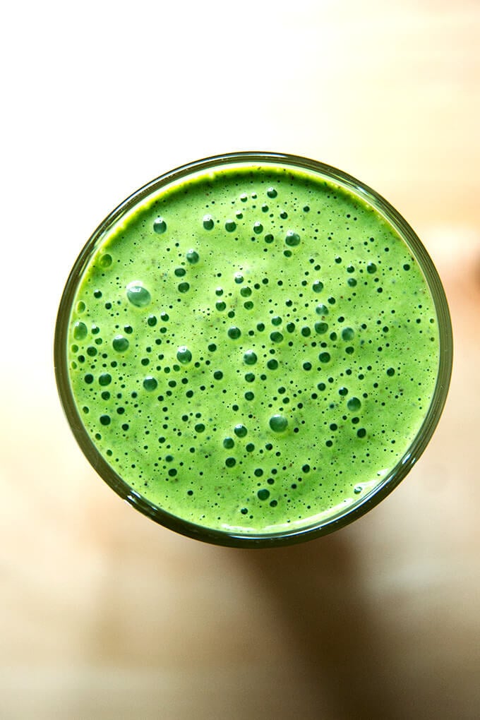Energize Your Mornings: Quick Green Smoothie with Dates & Spinach